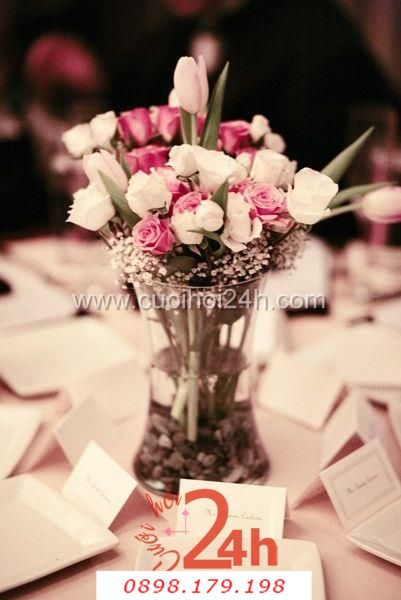 Dịch vụ cưới hỏi 24h trọn vẹn ngày vui chuyên trang trí nhà đám cưới hỏi và nhà hàng tiệc cưới | Hoa để bàn 2 màu hồng và trắng